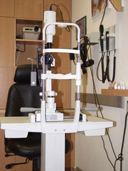 Slit-lamp photographed from the back